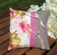 coussin alliances lin natuel et dentelle rose